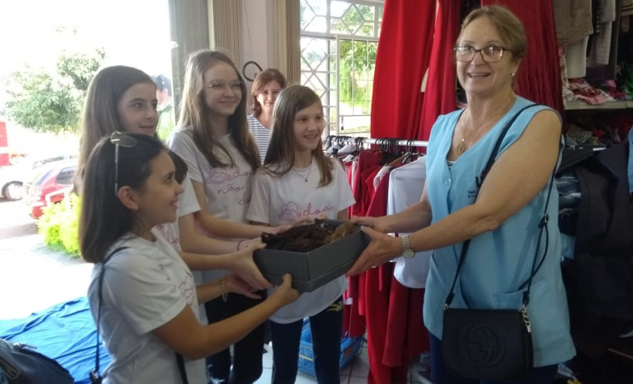 Estudantes doam cabelos ao hospital do câncer de Cascavel Doações serão destinadas à confecção de perucas para pessoas que estão em tratamento. O projeto “Doar não dói” é realizado na escola por seis alunos com coordenação dos professores, equipe pedagógica e direção do colégio.
