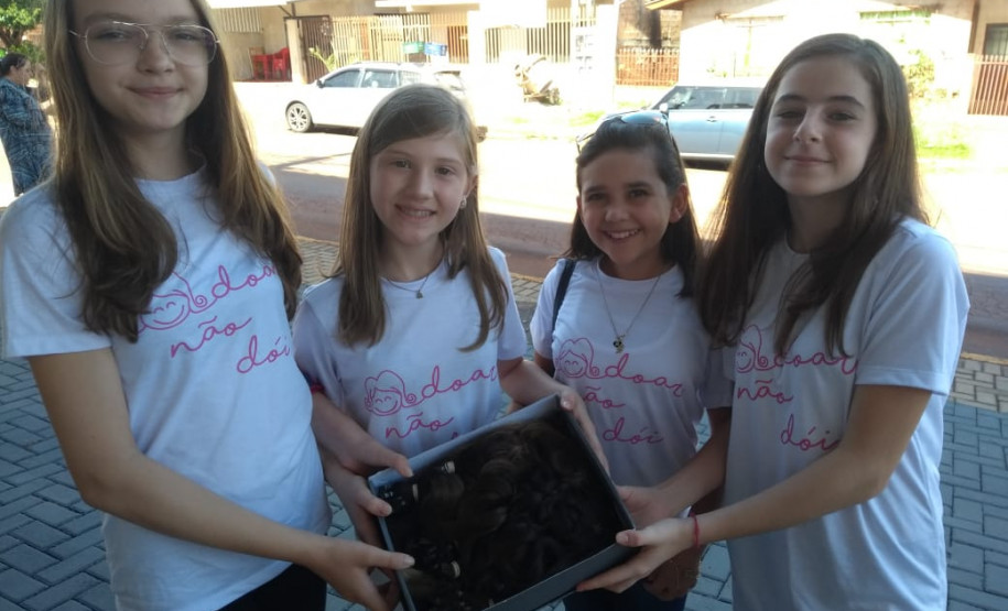 Estudantes doam cabelos ao hospital do câncer de Cascavel Doações serão destinadas à confecção de perucas para pessoas que estão em tratamento. O projeto “Doar não dói” é realizado na escola por seis alunos com coordenação dos professores, equipe pedagógica e direção do colégio.