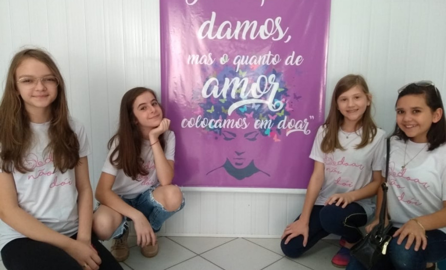 Estudantes doam cabelos ao hospital do câncer de Cascavel Doações serão destinadas à confecção de perucas para pessoas que estão em tratamento. O projeto “Doar não dói” é realizado na escola por seis alunos com coordenação dos professores, equipe pedagógica e direção do colégio.