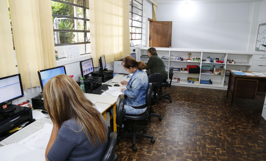 A Secretaria da Educação do Paraná encerrou na quinta-feira (25) as inscrições do Processo Seletivo Simplificado (PSS) para contratação de profissionais que atuarão nas escolas da rede estadual em 2019. No total se inscreveram 225.615 pessoas, em três editais diferentes.