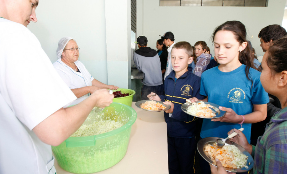 A Secretaria da Educação do Paraná encerrou na quinta-feira (25) as inscrições do Processo Seletivo Simplificado (PSS) para contratação de profissionais que atuarão nas escolas da rede estadual em 2019. No total se inscreveram 225.615 pessoas, em três editais diferentes.