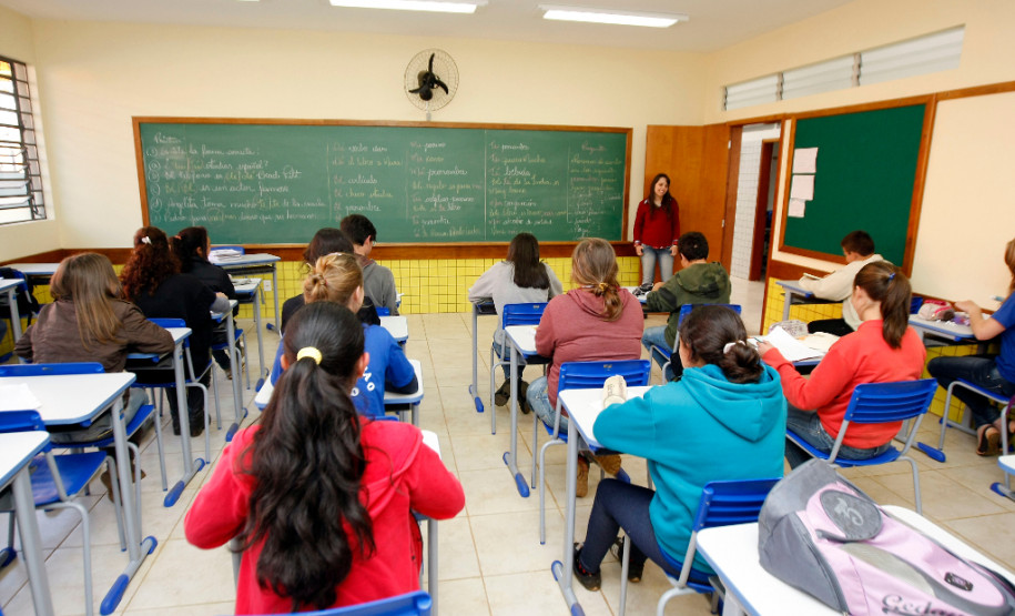 A Secretaria da Educação do Paraná encerrou na quinta-feira (25) as inscrições do Processo Seletivo Simplificado (PSS) para contratação de profissionais que atuarão nas escolas da rede estadual em 2019. No total se inscreveram 225.615 pessoas, em três editais diferentes.