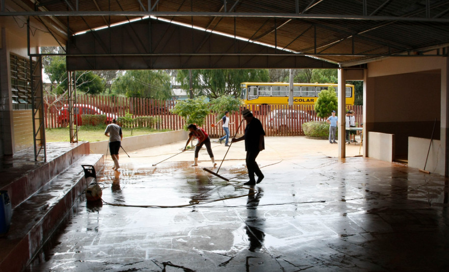 A Secretaria da Educação do Paraná encerrou na quinta-feira (25) as inscrições do Processo Seletivo Simplificado (PSS) para contratação de profissionais que atuarão nas escolas da rede estadual em 2019. No total se inscreveram 225.615 pessoas, em três editais diferentes.