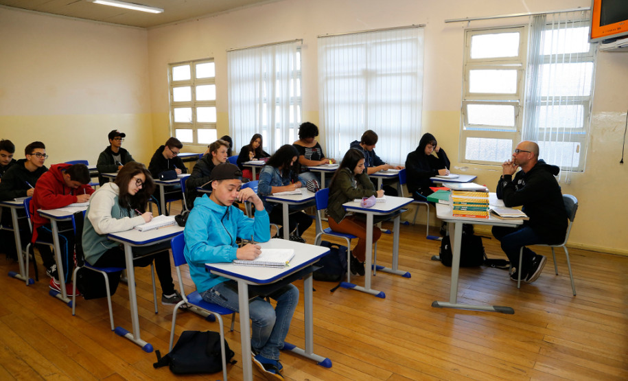 237.342 mil pessoas vão fazer as primeiras provas do Exame Nacional do Ensino Médio (ENEM) neste domingo (4), no Paraná. Os portões abrem ao meio-dia e fecham às 13h em ponto, com as provas começando às 13h 30 min e terminando até as 19h.