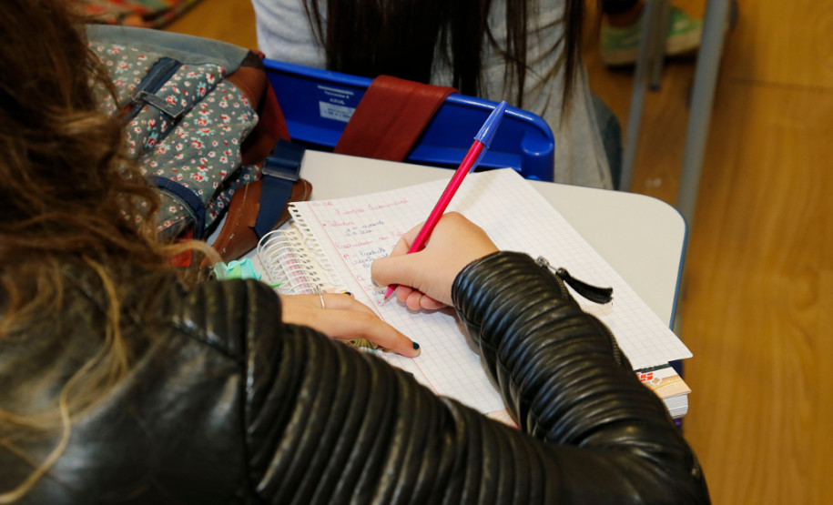 237.342 mil pessoas vão fazer as primeiras provas do Exame Nacional do Ensino Médio (ENEM) neste domingo (4), no Paraná. Os portões abrem ao meio-dia e fecham às 13h em ponto, com as provas começando às 13h 30 min e terminando até as 19h.