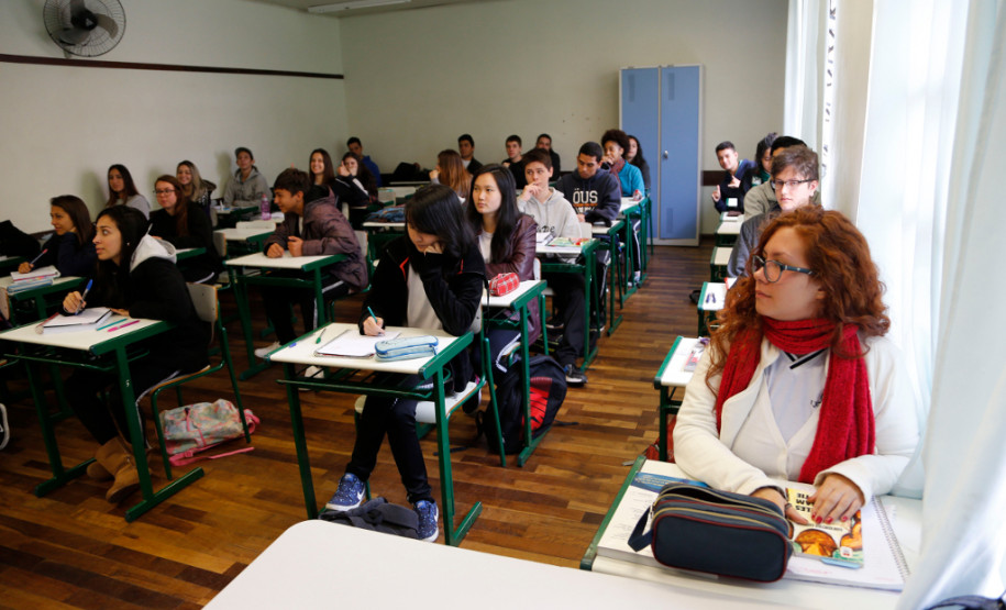 237.342 mil pessoas vão fazer as primeiras provas do Exame Nacional do Ensino Médio (ENEM) neste domingo (4), no Paraná. Os portões abrem ao meio-dia e fecham às 13h em ponto, com as provas começando às 13h 30 min e terminando até as 19h.