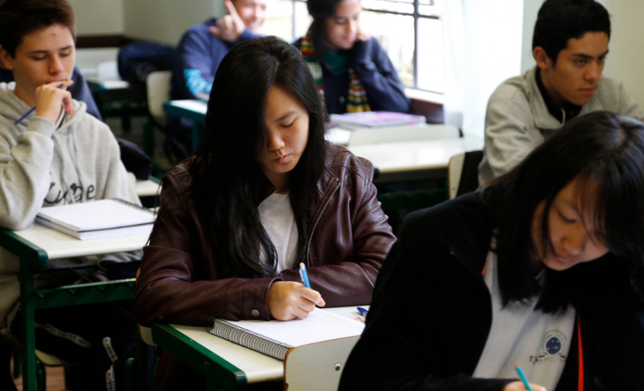 237.342 mil pessoas vão fazer as primeiras provas do Exame Nacional do Ensino Médio (ENEM) neste domingo (4), no Paraná. Os portões abrem ao meio-dia e fecham às 13h em ponto, com as provas começando às 13h 30 min e terminando até as 19h.