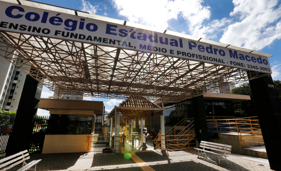 No Colégio Estadual Pedro de Macedo, em Curitiba, estão disponíveis os cursos técnicos em Administração, em Informática e em Secretariado Executivo, tanto na modalidade integrado quanto subsequente. Também está disponível o Curso Técnico em Segurança do Trabalho, exclusivamente na modalidade subsequente.