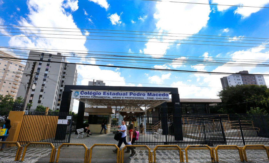 No Colégio Estadual Pedro de Macedo, em Curitiba, estão disponíveis os cursos técnicos em Administração, em Informática e em Secretariado Executivo, tanto na modalidade integrado quanto subsequente. Também está disponível o Curso Técnico em Segurança do Trabalho, exclusivamente na modalidade subsequente.