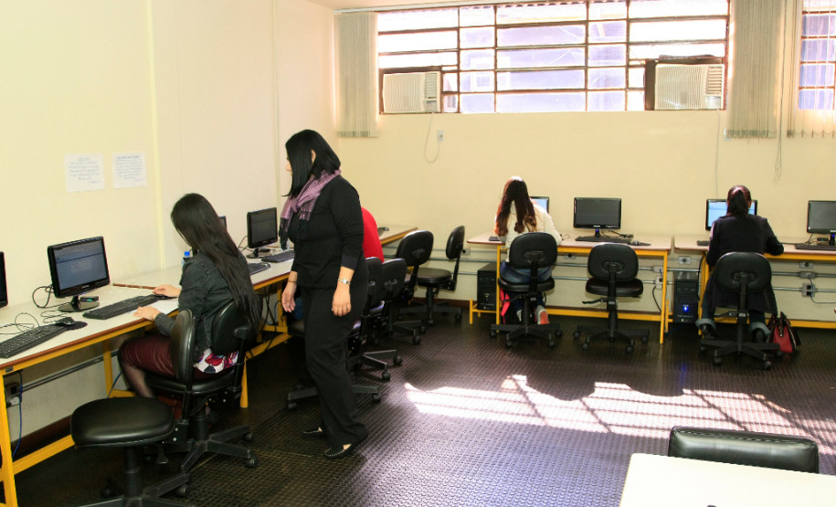 Começam hoje (1º) e vão até o dia 13 de novembro as inscrições para a segunda etapa dos Exames da Educação de Jovens e Adultos (EJA) Online 2018, da Secretaria da Educação do Paraná. A oportunidade é gratuita e voltada para toda pessoa, maior de 18 anos, que não teve acesso à educação na idade quando mais jovem e deseja retomar seus estudos e obter uma certificação no Ensino Médio.