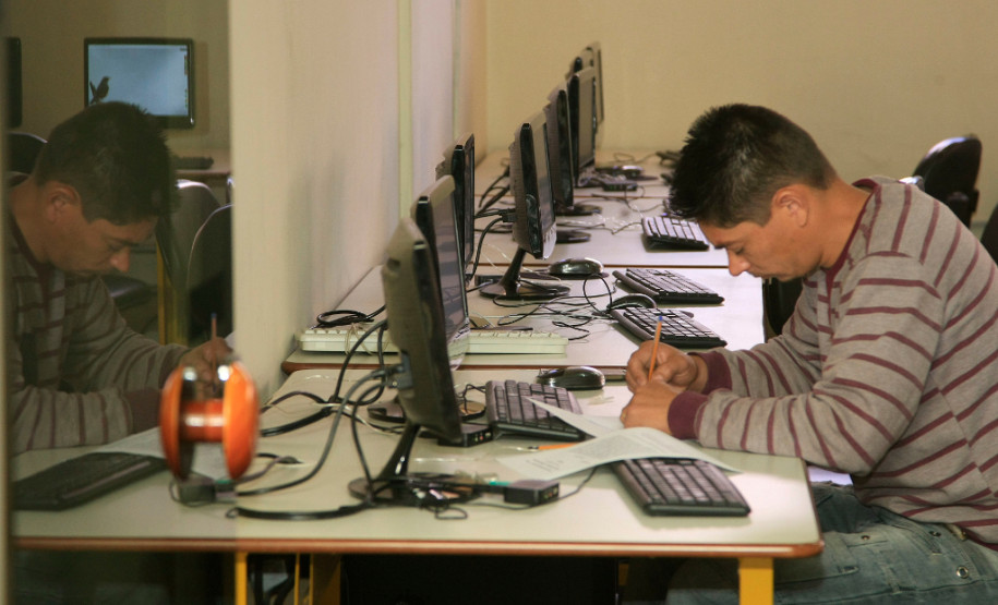 Começam hoje (1º) e vão até o dia 13 de novembro as inscrições para a segunda etapa dos Exames da Educação de Jovens e Adultos (EJA) Online 2018, da Secretaria da Educação do Paraná. A oportunidade é gratuita e voltada para toda pessoa, maior de 18 anos, que não teve acesso à educação na idade quando mais jovem e deseja retomar seus estudos e obter uma certificação no Ensino Médio.