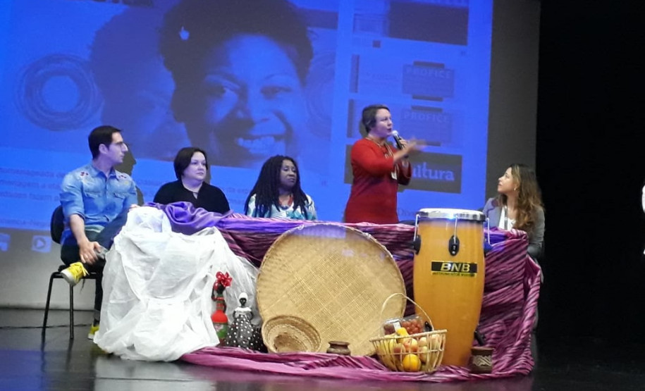 Encontro promovido pela Secretaria da Educação marca o início das atividades relacionadas ao mês da Consciência Negra.