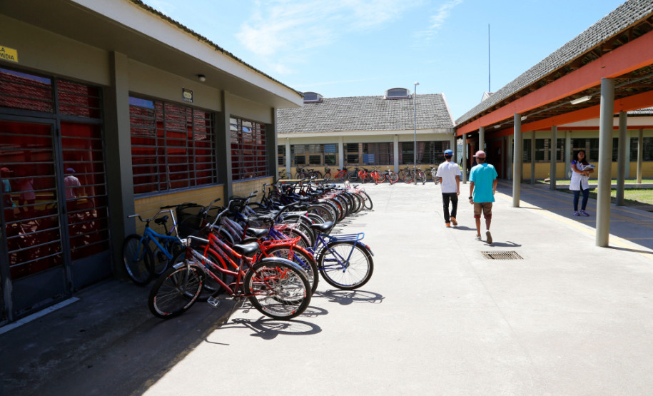 Rematrículas também exigem vacinação em dia Acontecem este mês, do dia 19 a 30, as rematrículas na rede estadual de ensino do Paraná
