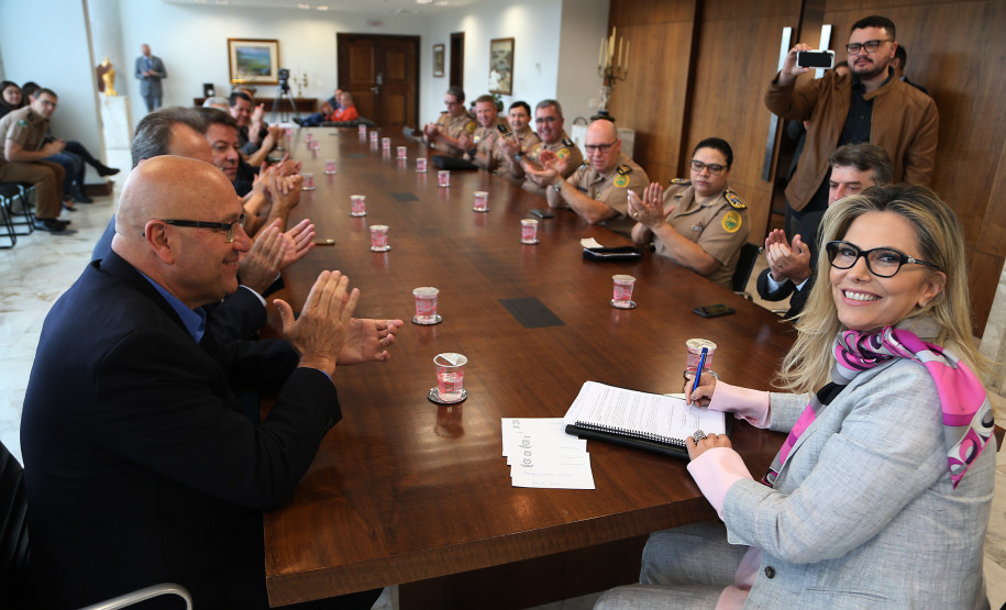 Colégios da PM de Maringá e Cornélio Procópio vão selecionar novos alunos Governadora Cida Borghetti assina edital de abertura de vagas para novos alunos do Colégio Militar de Cornélio Procópio e Maringá - Curitiba, 05/11/2018 - Foto: Orlando Kissner/ANPr