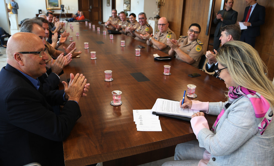 Colégios da PM de Maringá e Cornélio Procópio vão selecionar novos alunos Governadora Cida Borghetti assina edital de abertura de vagas para novos alunos do Colégio Militar de Cornélio Procópio e Maringá - Curitiba, 05/11/2018 - Foto: Orlando Kissner/ANPr