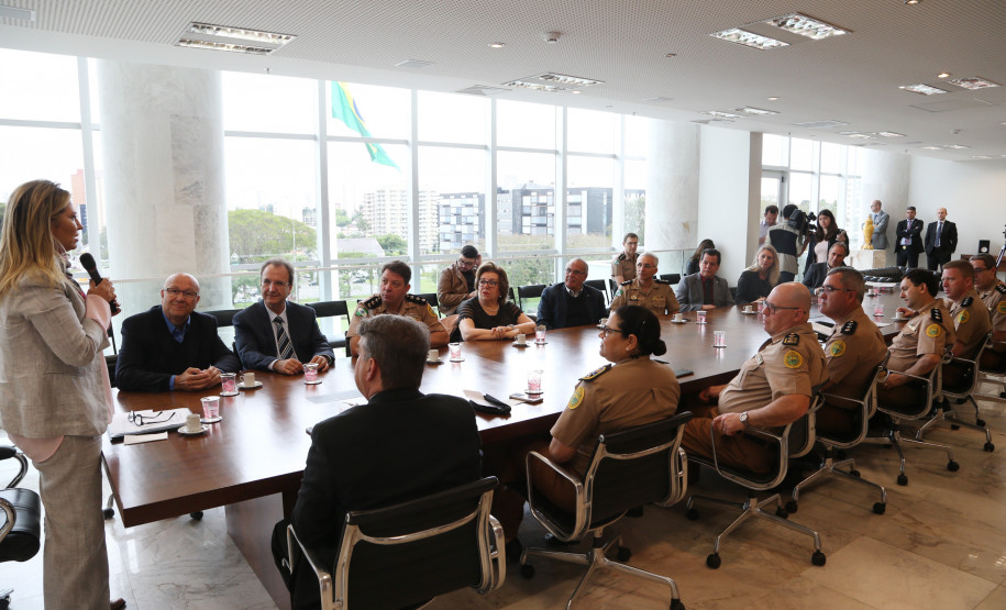 Colégios da PM de Maringá e Cornélio Procópio vão selecionar novos alunos Governadora Cida Borghetti assina edital de abertura de vagas para novos alunos do Colégio Militar de Cornélio Procópio e Maringá - Curitiba, 05/11/2018 - Foto: Orlando Kissner/ANPr