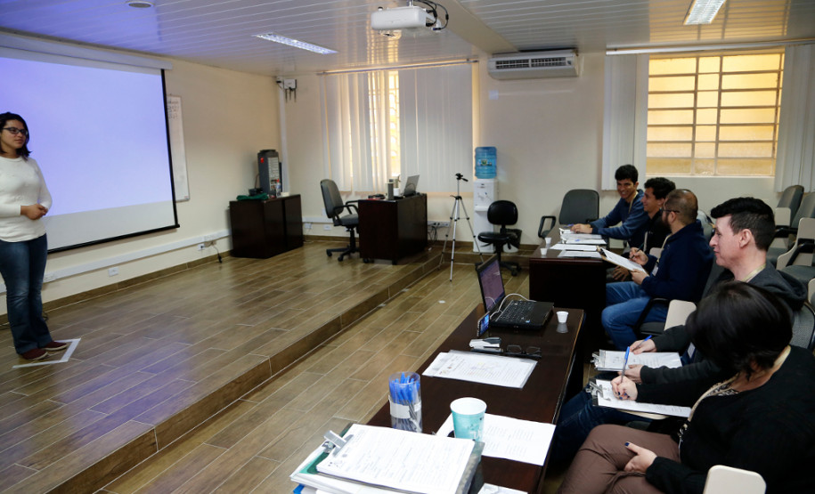 Banca para avaliação de professores bilíngues em português e libras e Tradutores e Intérpretes da Língua Brasileira de Sinais (TILS) para proficiências dos profissionais que atuarão em escolas e centros para surdos e salas de recursos multifuncionais - surdez.