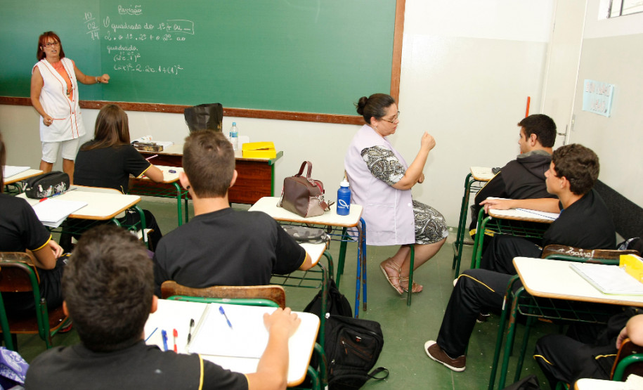 Tradutora e Intérprete da Língua Brasileira de Sinais (Libras) em sala de aula.