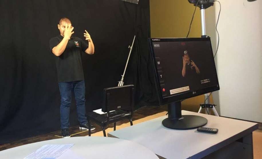 Os centros são espaços dedicados à capacitação de profissionais da área, como tradutores e intérpretes de Língua Brasileira de Sinais (Libras) e professores bilíngues surdos e ouvintes.