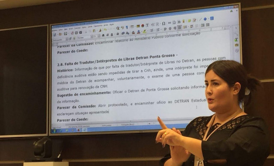 Os centros são espaços dedicados à capacitação de profissionais da área, como tradutores e intérpretes de Língua Brasileira de Sinais (Libras) e professores bilíngues surdos e ouvintes.