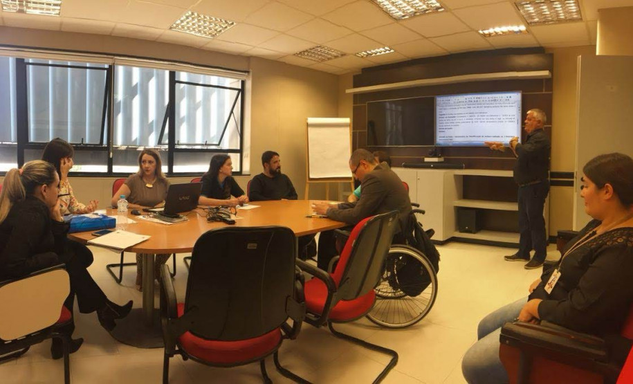 Os centros são espaços dedicados à capacitação de profissionais da área, como tradutores e intérpretes de Língua Brasileira de Sinais (Libras) e professores bilíngues surdos e ouvintes.