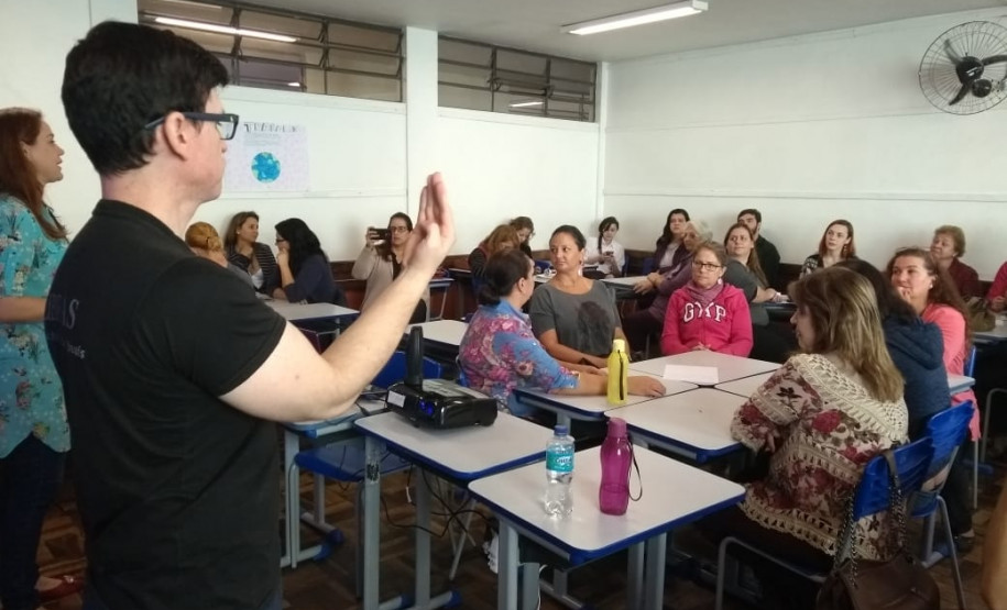 Os centros são espaços dedicados à capacitação de profissionais da área, como tradutores e intérpretes de Língua Brasileira de Sinais (Libras) e professores bilíngues surdos e ouvintes.