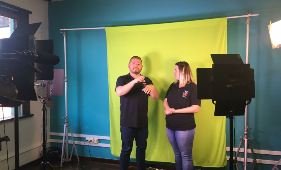 Os centros são espaços dedicados à capacitação de profissionais da área, como tradutores e intérpretes de Língua Brasileira de Sinais (Libras) e professores bilíngues surdos e ouvintes.