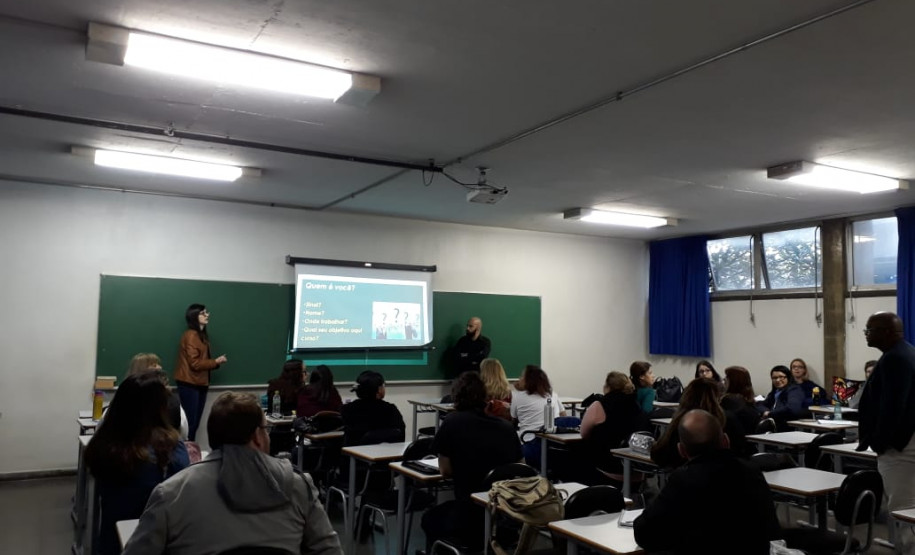 Os centros são espaços dedicados à capacitação de profissionais da área, como tradutores e intérpretes de Língua Brasileira de Sinais (Libras) e professores bilíngues surdos e ouvintes.