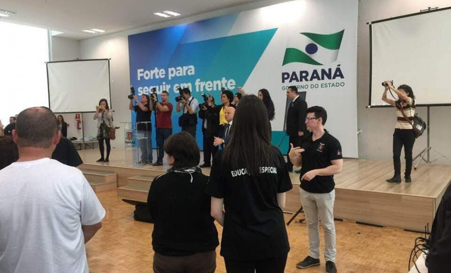 Os centros são espaços dedicados à capacitação de profissionais da área, como tradutores e intérpretes de Língua Brasileira de Sinais (Libras) e professores bilíngues surdos e ouvintes.