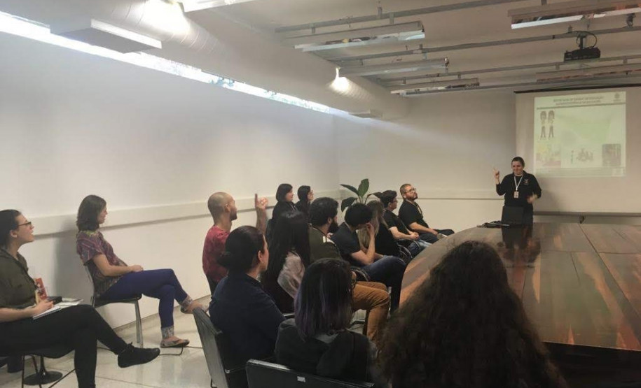 Os centros são espaços dedicados à capacitação de profissionais da área, como tradutores e intérpretes de Língua Brasileira de Sinais (Libras) e professores bilíngues surdos e ouvintes.