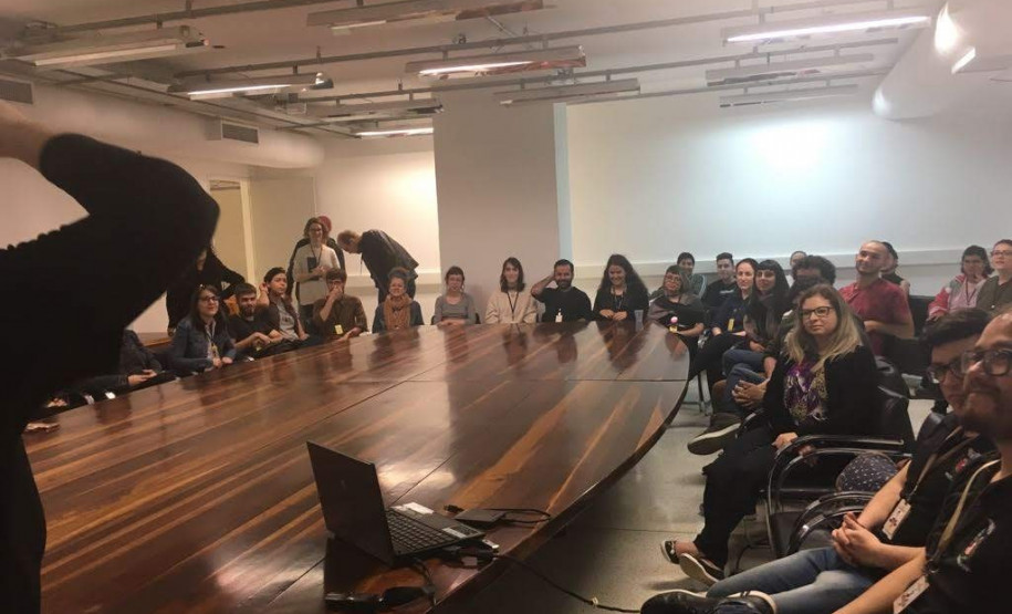 Os centros são espaços dedicados à capacitação de profissionais da área, como tradutores e intérpretes de Língua Brasileira de Sinais (Libras) e professores bilíngues surdos e ouvintes.