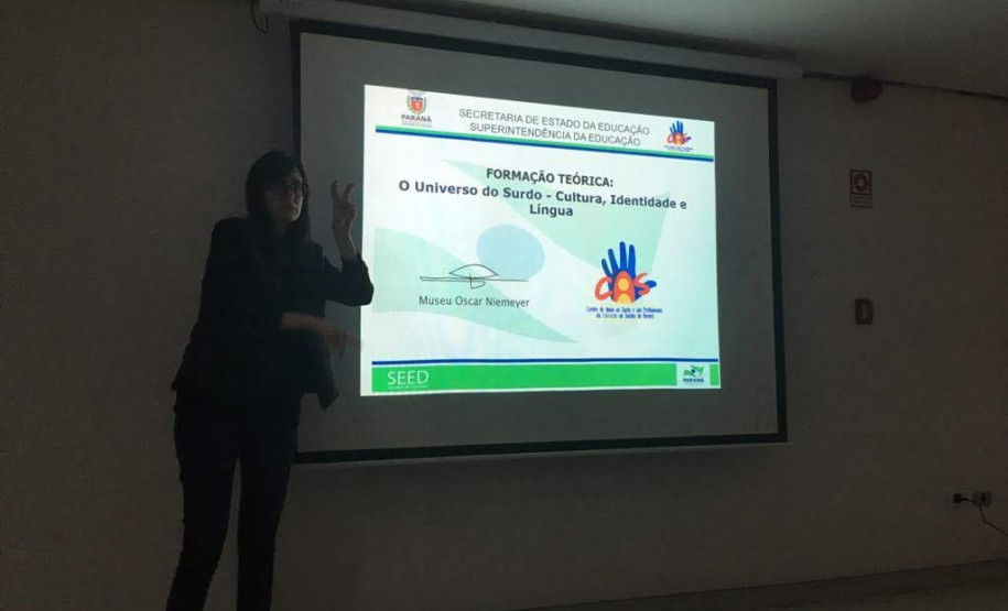 Os centros são espaços dedicados à capacitação de profissionais da área, como tradutores e intérpretes de Língua Brasileira de Sinais (Libras) e professores bilíngues surdos e ouvintes.