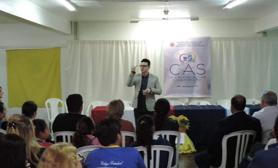 Os centros são espaços dedicados à capacitação de profissionais da área, como tradutores e intérpretes de Língua Brasileira de Sinais (Libras) e professores bilíngues surdos e ouvintes.