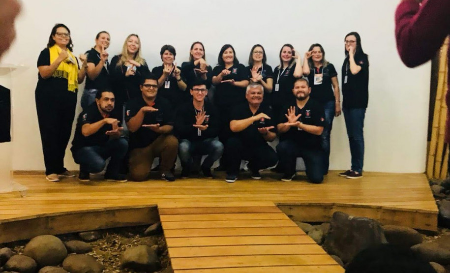 Os centros são espaços dedicados à capacitação de profissionais da área, como tradutores e intérpretes de Língua Brasileira de Sinais (Libras) e professores bilíngues surdos e ouvintes.