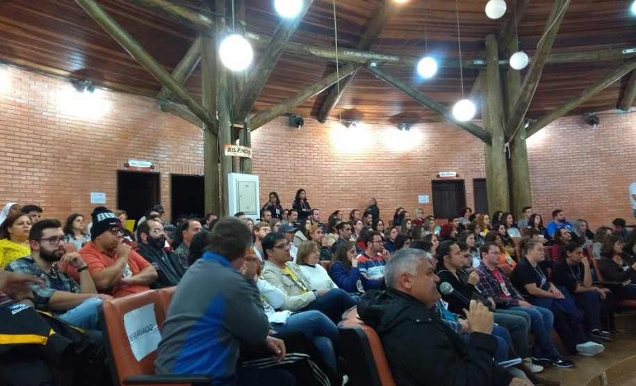 Os centros são espaços dedicados à capacitação de profissionais da área, como tradutores e intérpretes de Língua Brasileira de Sinais (Libras) e professores bilíngues surdos e ouvintes.