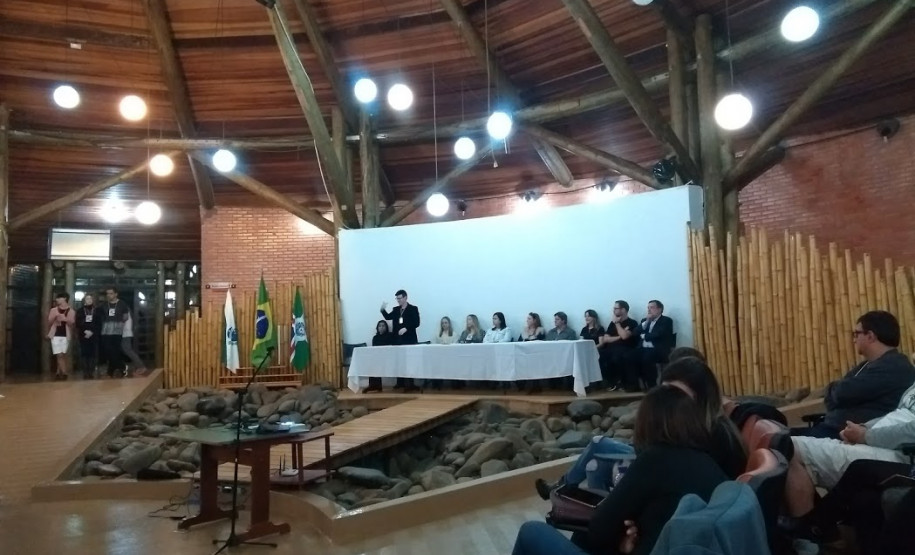 Os centros são espaços dedicados à capacitação de profissionais da área, como tradutores e intérpretes de Língua Brasileira de Sinais (Libras) e professores bilíngues surdos e ouvintes.