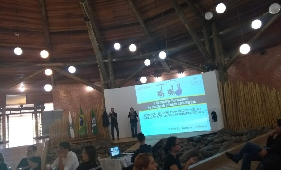 Os centros são espaços dedicados à capacitação de profissionais da área, como tradutores e intérpretes de Língua Brasileira de Sinais (Libras) e professores bilíngues surdos e ouvintes.