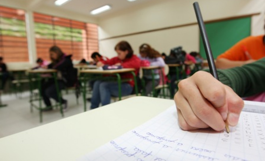 Em Curitiba, Colégio Estadual Beatriz Faria Ansay volta à sede própria depois de obras atrasadas e funcionamento provisório em edifício alugado.