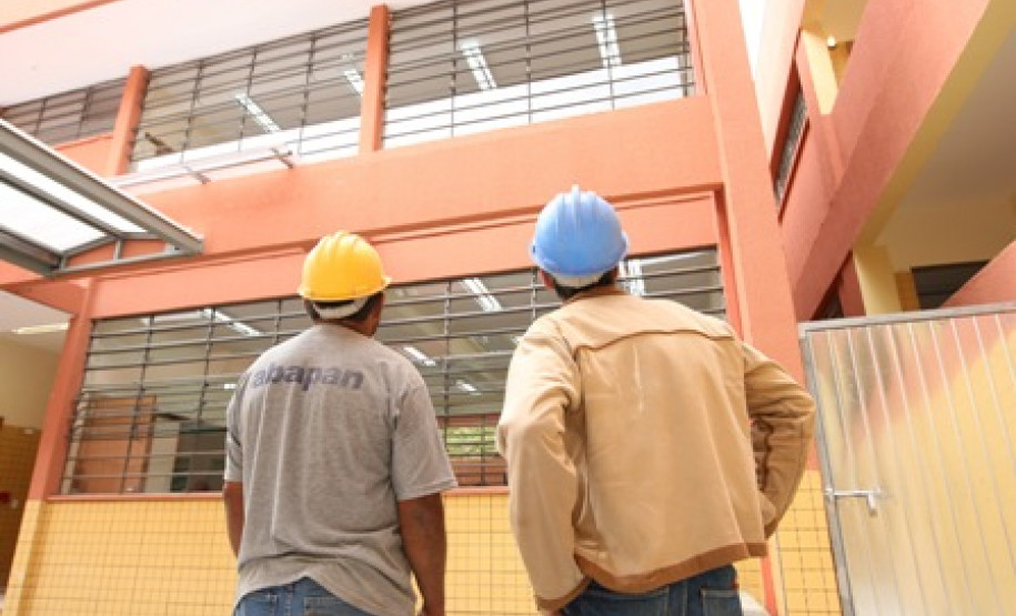 Em Curitiba, Colégio Estadual Beatriz Faria Ansay volta à sede própria depois de obras atrasadas e funcionamento provisório em edifício alugado.