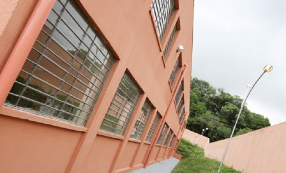 Em Curitiba, Colégio Estadual Beatriz Faria Ansay volta à sede própria depois de obras atrasadas e funcionamento provisório em edifício alugado.