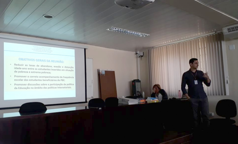 A Secretaria da Educação do Paraná está reunindo ao longo do mês de novembro os técnicos responsáveis pelo programa federal Bolsa Família em todo o Paraná. Participam representantes de cada uma das 399 prefeituras e dos 32 Núcleos Regionais de Educação (NRE).<br />
<br />
Na foto, atividades da 1ª reunião, em Curitiba, com os NREs da Área Metropolitana Norte, Área Metropolitana Sul, Curitiba, Ponta Grossa e Paranaguá