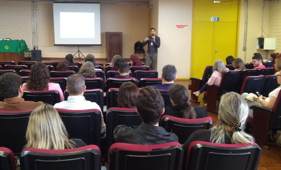 A Secretaria da Educação do Paraná está reunindo ao longo do mês de novembro os técnicos responsáveis pelo programa federal Bolsa Família em todo o Paraná. Participam representantes de cada uma das 399 prefeituras e dos 32 Núcleos Regionais de Educação (NRE)br />
<br />
Na foto, atividades da 2ª reunião, em Guarapuava, com os NREs de Guarapuava, Irati, Laranjeiras do Sul, Pato Branco, Pitanga e União da Vitória.