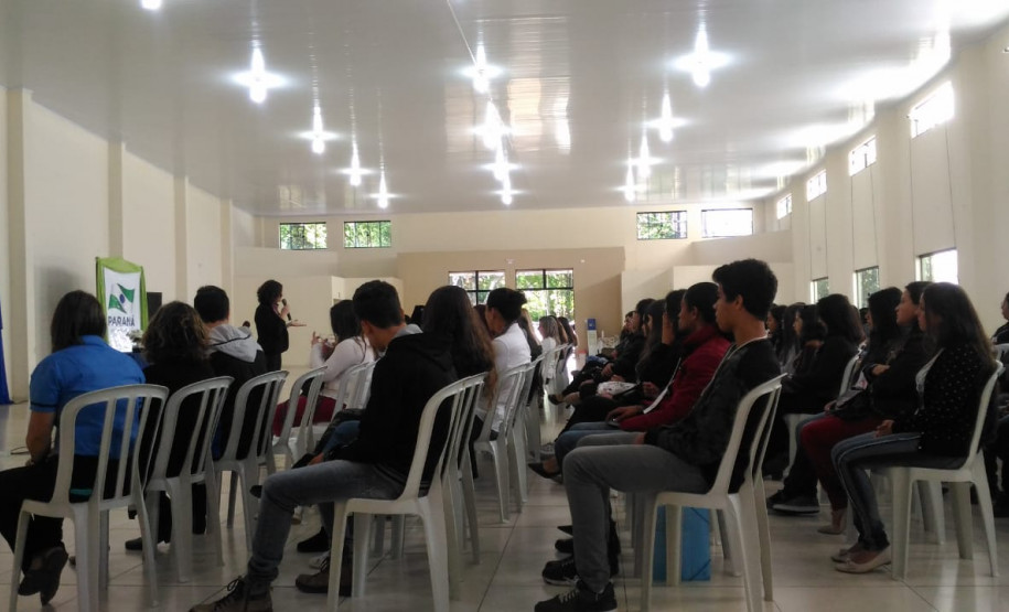 NRE realiza encontro de Grêmios Estudantis em Wenceslau Braz Estudantes participaram de palestras e elaboraram plano de ações para o próximo ano letivo.