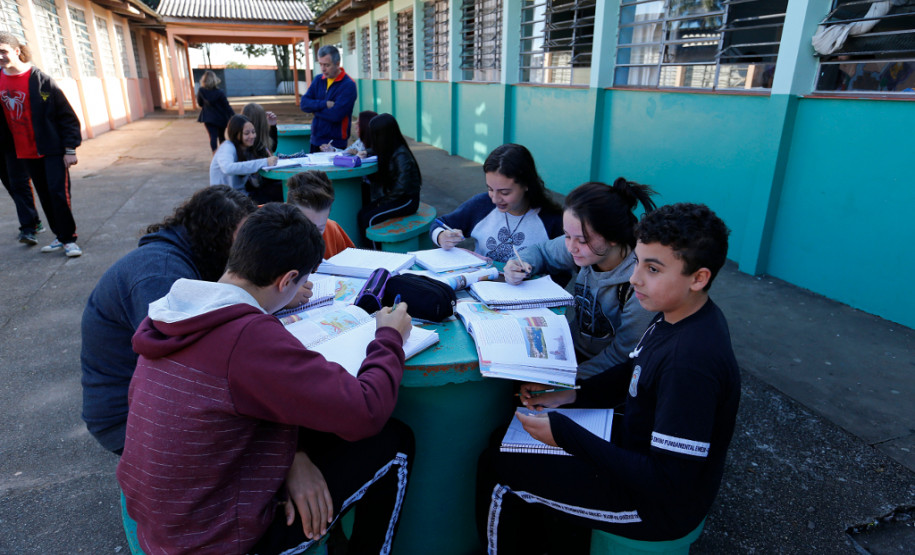 176.583 pessoas devem participar do 2º dia de provas do Exame Nacional do Ensino Médio (ENEM) no Paraná, neste domingo (11). Os portões abrem ao meio-dia e fecham às 13h em ponto, com as provas começando às 13h 30 min e terminando, desta vez, até as 18h 30 min.