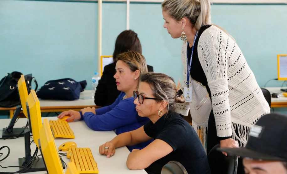 Inscrições para os Exames da EJA Online terminam na terça (13) As inscrições para os Exames da Educação de Jovens e Adultos (EJA) Online da Secretaria da Educação do Paraná terminam nesta terça-feira (13). Interessados devem procurar o estabelecimento de ensino credenciado mais próximo, levando original e fotocópia de documento de identificação.