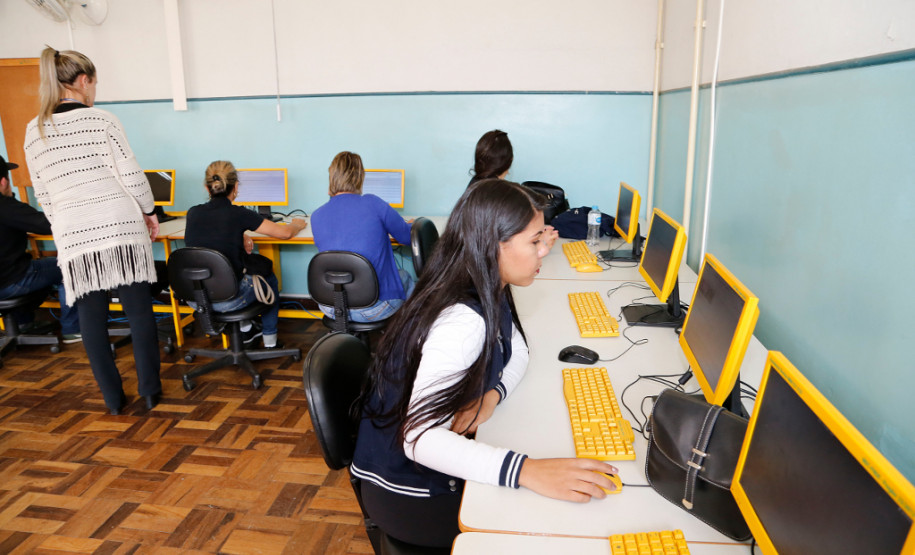 Inscrições para os Exames da EJA Online terminam na terça (13) As inscrições para os Exames da Educação de Jovens e Adultos (EJA) Online da Secretaria da Educação do Paraná terminam nesta terça-feira (13). Interessados devem procurar o estabelecimento de ensino credenciado mais próximo, levando original e fotocópia de documento de identificação.