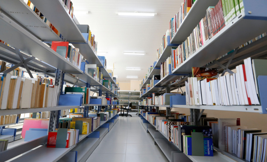 Terminam nesta quarta-feira (14) as inscrições para o aproveitamento de estudos para certificação no Programa de Desenvolvimento Educacional (PDE) da Secretaria da Educação. Podem participar professores efetivos que estão no Nível II e Classe 11 de suas carreiras funcionais, e que possuam titulação de Mestrado, Doutorado ou Pós-Doutorado. <br />
<br />
Na foto, o Centro de Documentação, Pesquisa e Informação Técnica da Secretaria da Educação do Paraná.