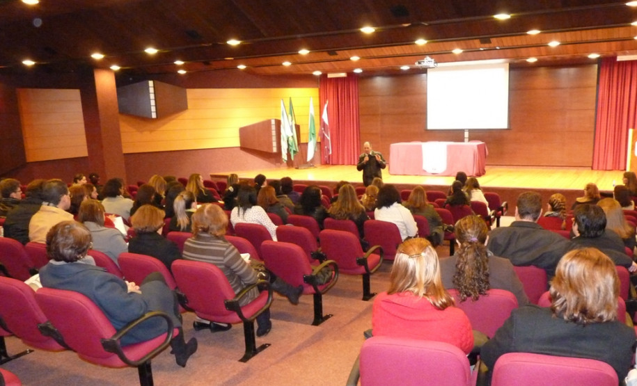 NREs de Cascavel e Toledo realizam encontro com diretores, professores e pedagogos para discutir educação especial e ensino de 9 anos