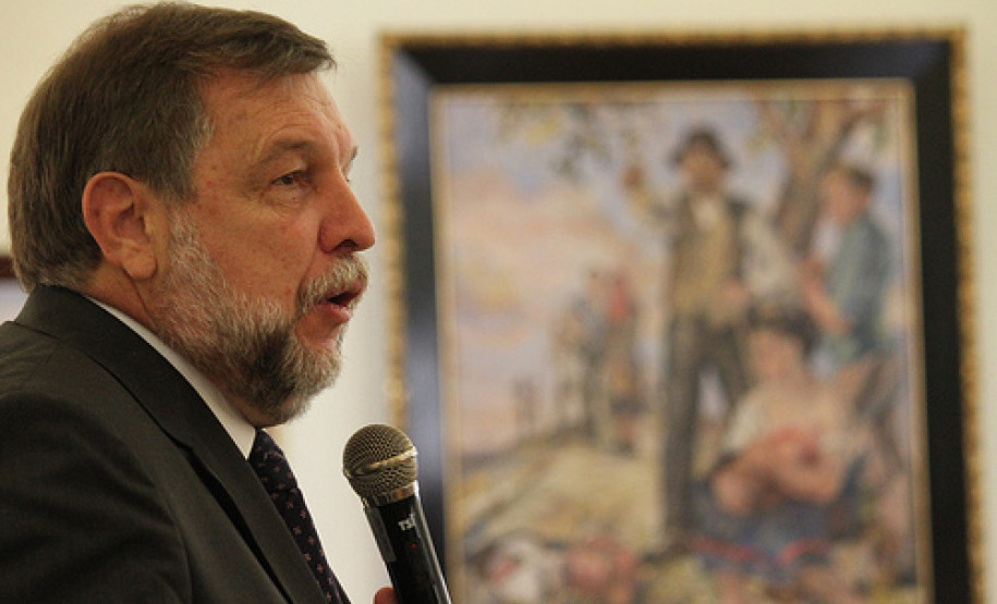 Curso capacita 120 participantes das regionais sobre processos administrativos e de sindicância. Houve ainda homenagem ao pintor Theodoro de Bona.