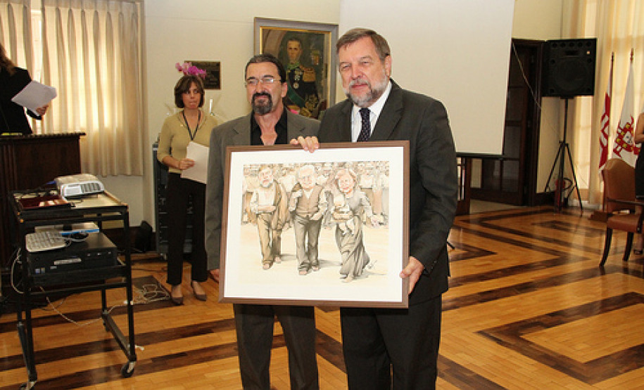 Curso capacita 120 participantes das regionais sobre processos administrativos e de sindicância. Houve ainda homenagem ao pintor Theodoro de Bona.